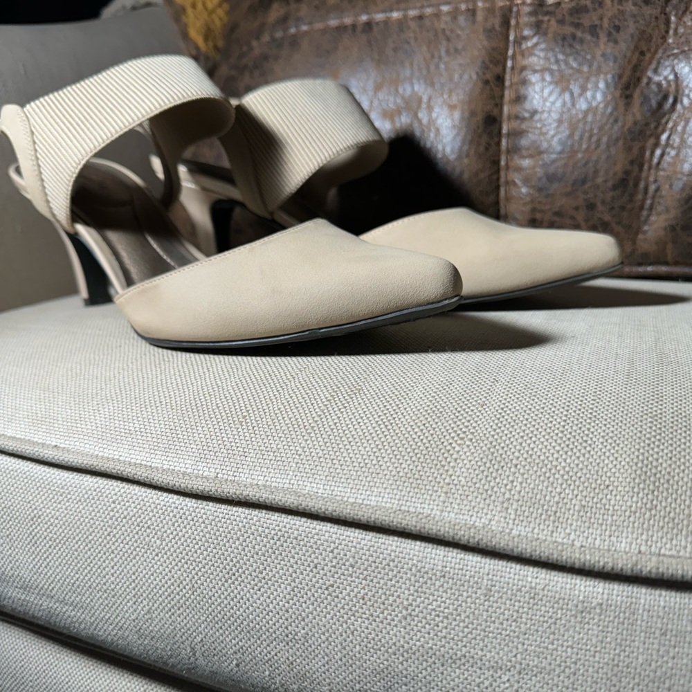 Life Stride Pump Shoes